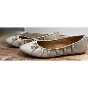 Womens White Mountain Cream Faux Leather Ballet Flats With Bow & Gold Accents Si